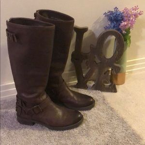 Brown leather knee high boots! 🙌🏼